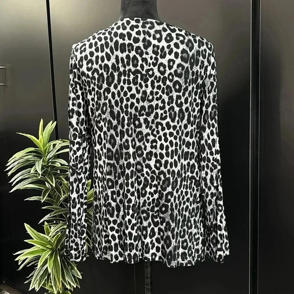 Mario Serrani Scoop-neck,side slit,stretch leopard print long sleeve tunic top - Picture 4 of 10
